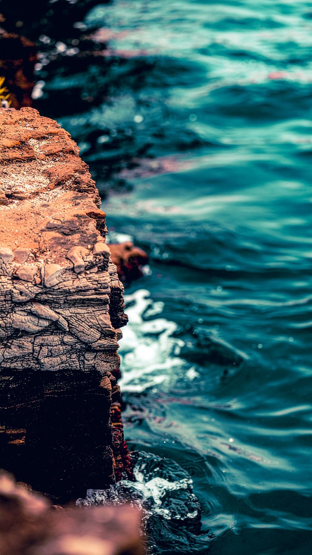Moody Sea Cliff HD Wallpaper - a Dark Teal Ocean Wave Shoreline 4K