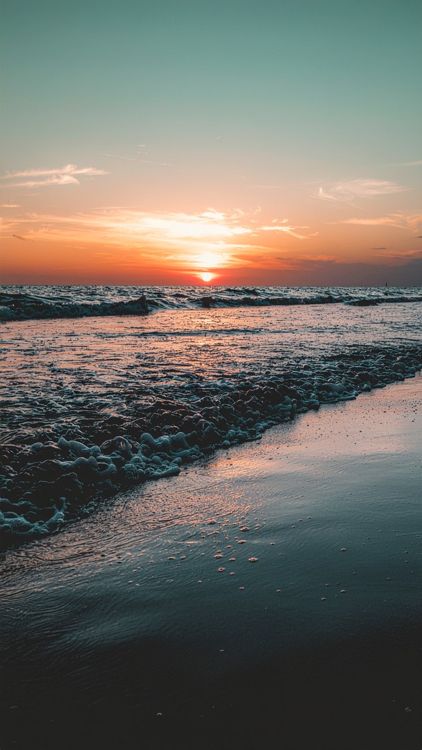 Aesthetic Beach Sunset Wallpaper - Coastal Wave Foam HD Background 4K