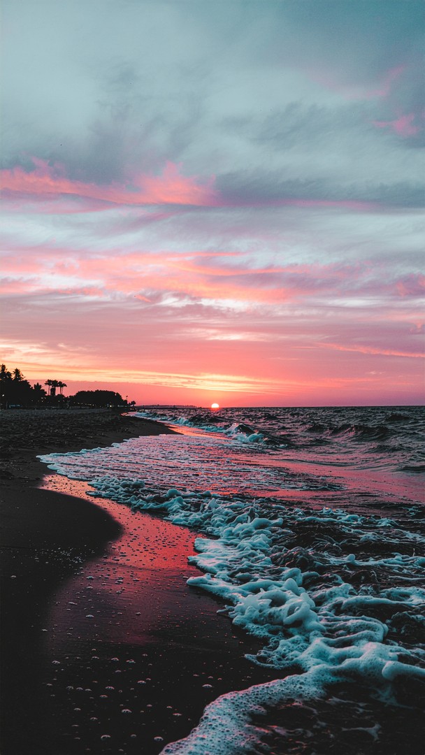 ​Aesthetic Pink Sunset Beach Wallpaper - Vibrant Ocean Waves Shoreline 4K