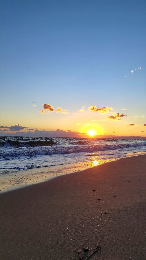 ​Golden Sunset Beach Wallpaper - Ocean Waves & Wet Sand 4K