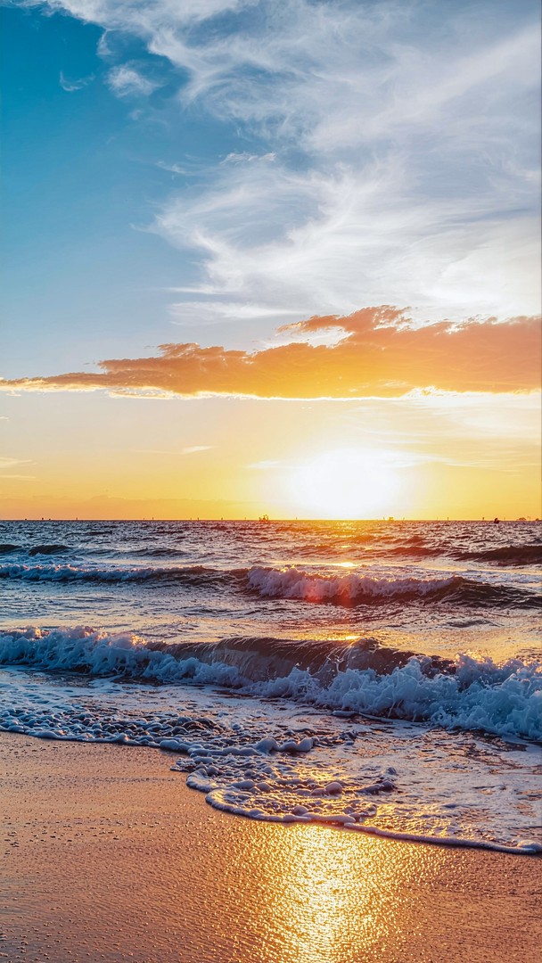 Golden Sunset Over Ocean Waves – Peaceful Beach Nature Wallpaper