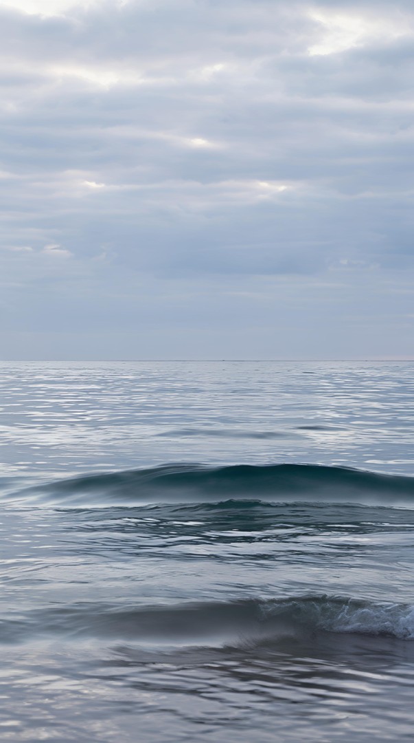 Calm Ocean Wave HD Wallpaper in 4K