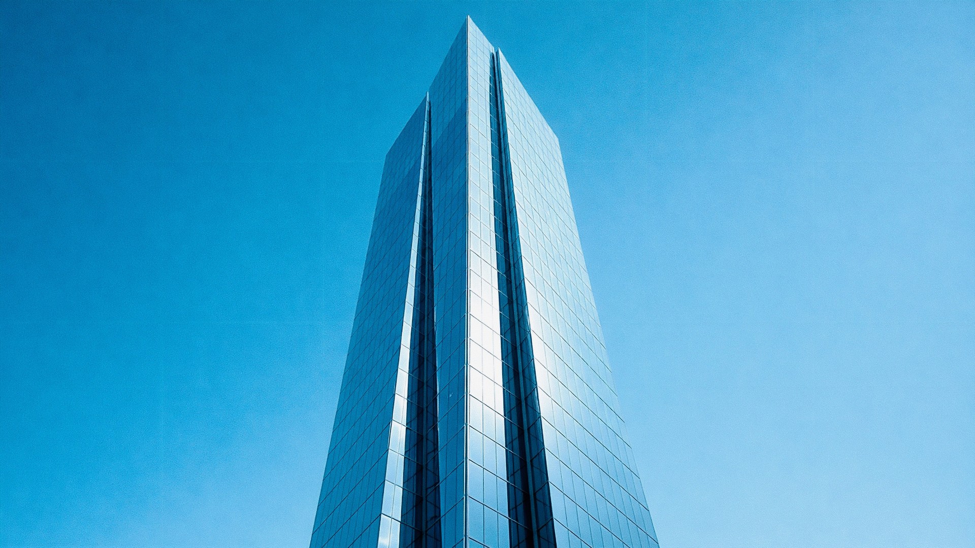 Skyscraper Desktop Wallpaper 4K – Minimal Architecture Design