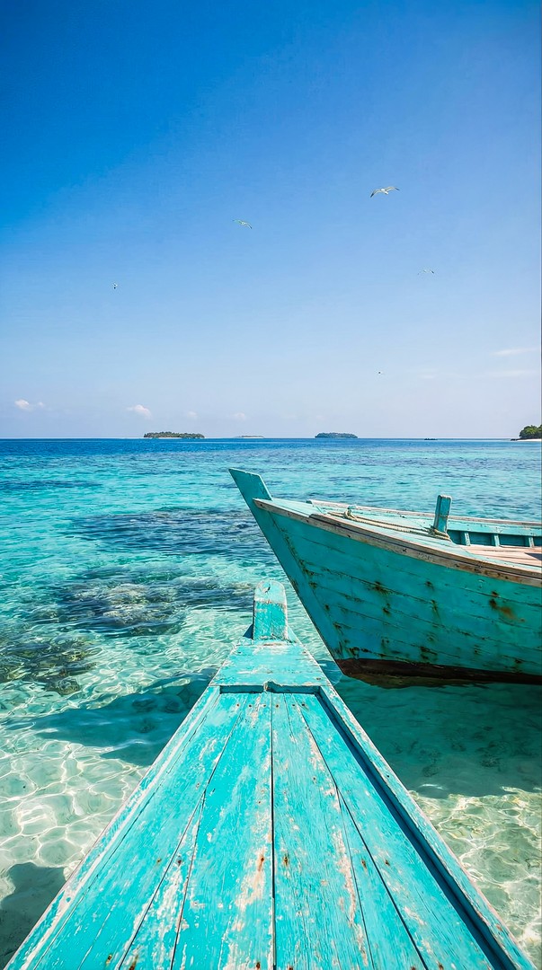 Boat Sea HD Wallpaper 4K - Clear Blue Water
