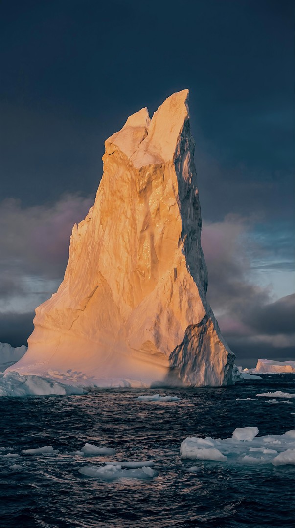 Iceberg in Arctic Ocean HD Wallpaper 4K