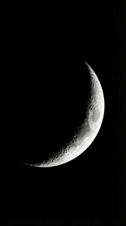 Detailed Crescent Moon Astronomy Photography 4K Wallpaper